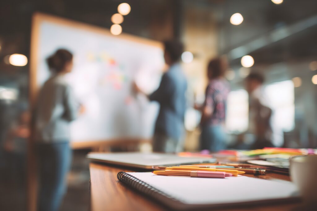 Unscharfer Workshopraum mit Arbeitsmaterialien im Vordergrund