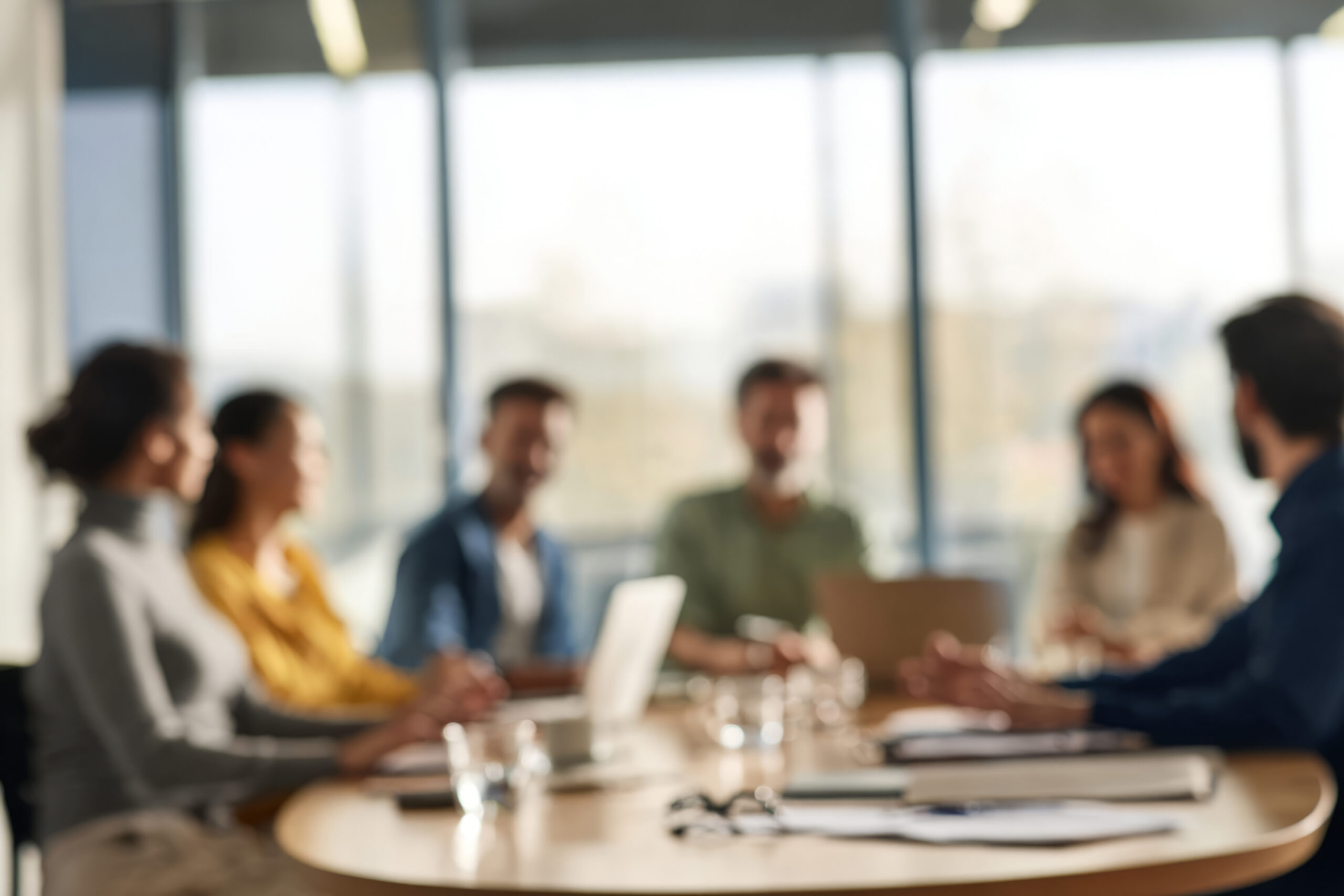 Unscharfe Gesprächsrunde in moderner Arbeitsumgebung